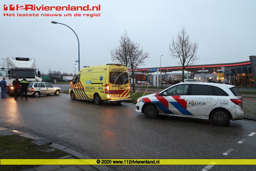 Tiel - Bestuurder gewond na ongeval met vrachtwagen.