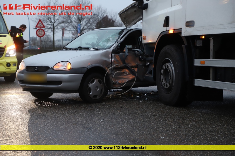 Tiel - Bestuurder gewond na ongeval met vrachtwagen.
