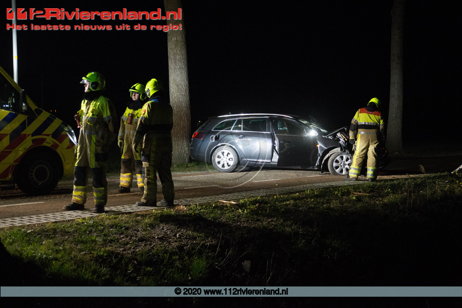 Wadenoijen - Twee mensen gewond na aanrijding tegen boom .