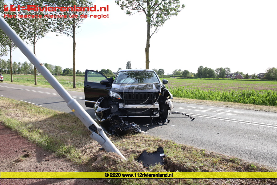 Tiel - Auto klapt tegen lantaarnpaal bij ongeval.