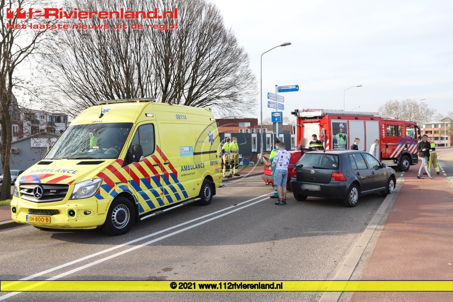 Tiel - Ongeval met drie voertuigen op de Waalstraat .