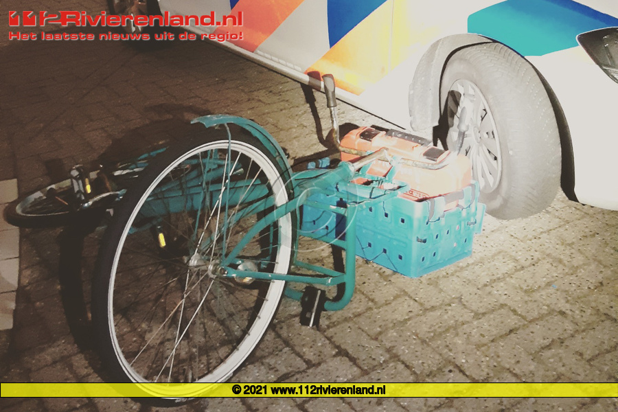 Tiel - Politie pakt twee verdachten op voor diefstal.