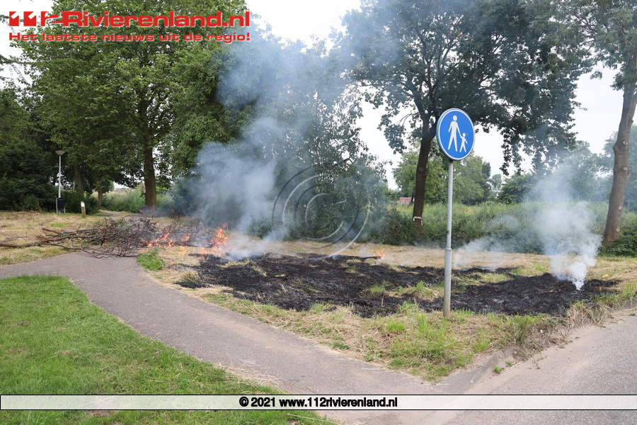 Tiel - Brandweer blust buitenbrand.