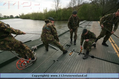 Landmacht legt brug over de linge voor de Bloesemtocht