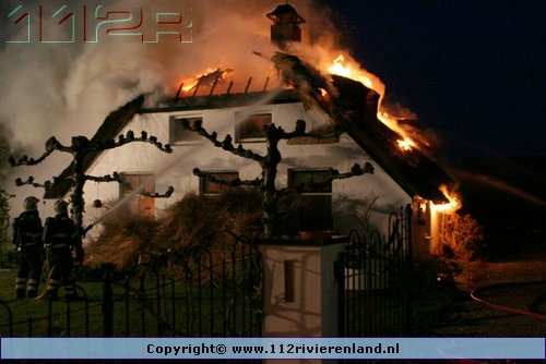 Grote brand in woning met rietenkap