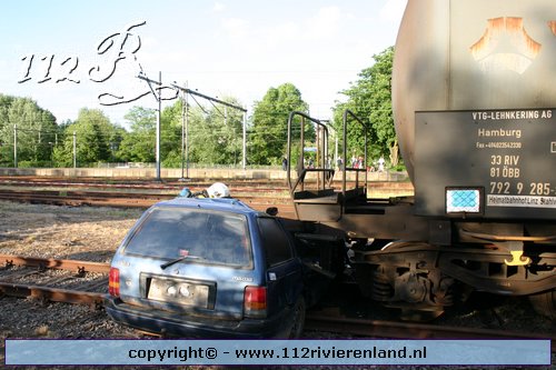 Oefening auto onder de trein inzet gaspakken s` avonds