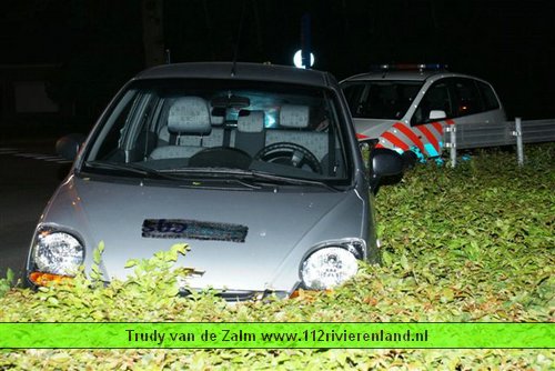 Kerkdriel - Eenzijdig ongeval auto beland in de struiken