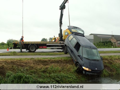 Wamel - Ongeval van Heemstraweg auto in de sloot