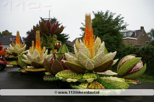 Fruitcorso de wagens staan klaar