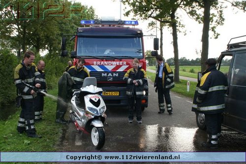 Scooter in de sloot Bommelsestraat