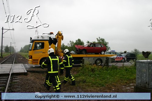 Auto onder de trein