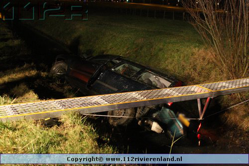 Auto in de sloot A15