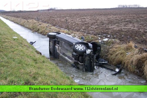 Auto raakt van de Snelweg