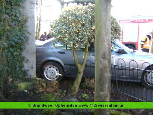 Auto in de voorgevel van woning