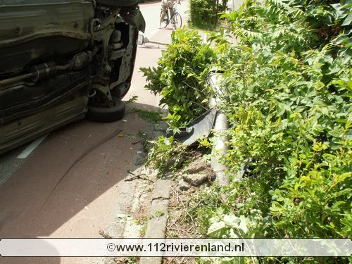 auto tegen lantaarpaal Lingedijk