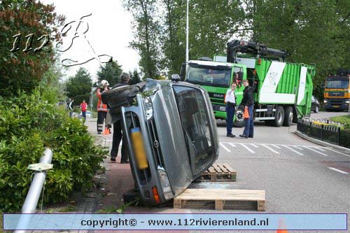 Buurmalsen auto op zijn kant