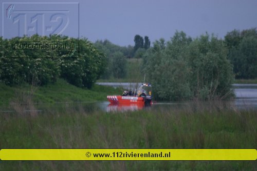 Brandweer haalt dode stier aan de kant