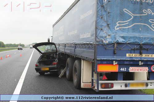 Vuren - Auto onder vrachtwagen op de A15