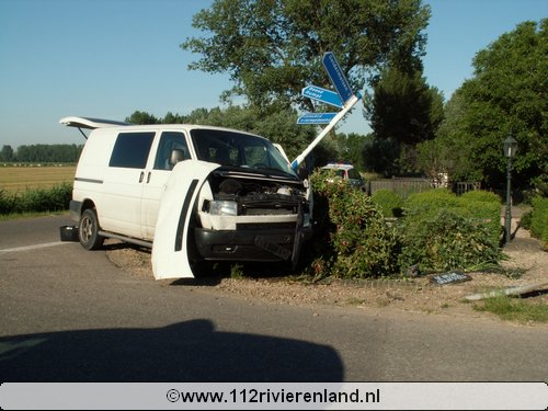 Aanrijding bestelbus met auto Oude Hoevenseweg