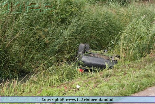 Auto op de kop in de sloot
