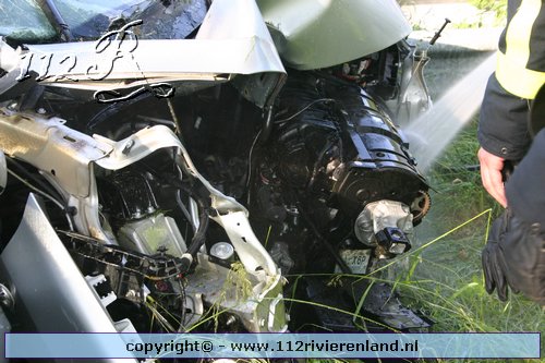 Auto tegen lantaarn en boom