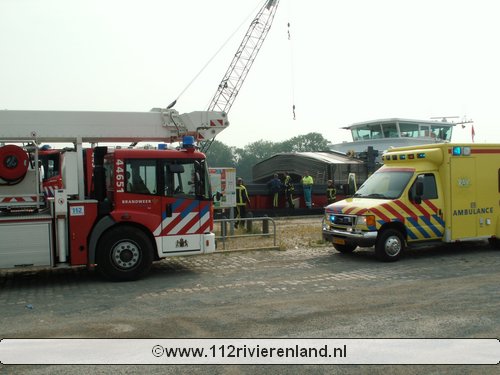 Man valt in laadruimte van schip