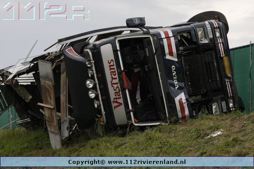 Vrachtwagen gekanteld A15