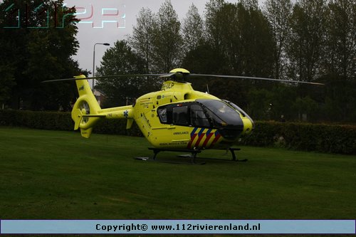 Auto tegen de gevel en inzet traumaheli