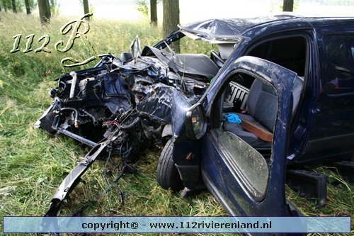 Auto tegen de boom A2 A15