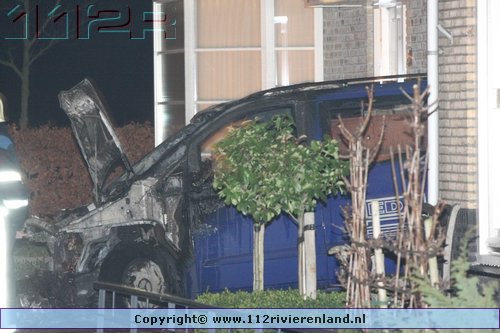 Autobrand bij een woonhuis