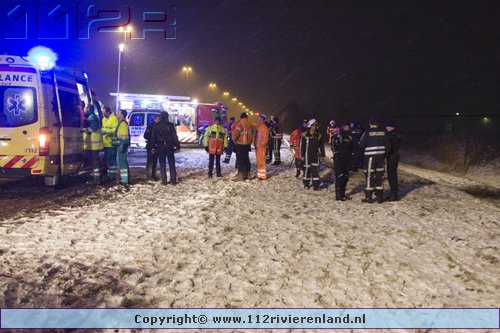 Zaltbommel - Auto op de kop in de sloot A2