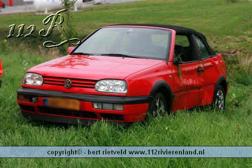 Vuren - auto in de sloot