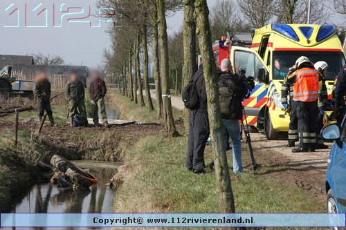 Tractor op zijn kop in de sloot