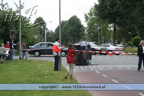 Auto op zijn kant na aanrijding