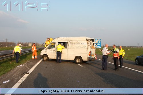 Busje in de vangrail A15