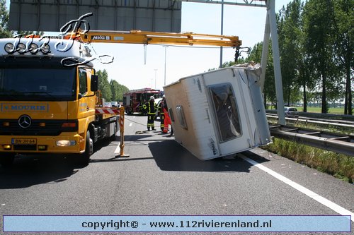 A2 auto met caravan op zijn kant