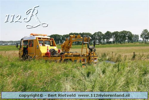 Auto in de sloot A15