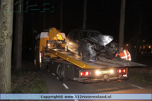 Auto tegen de boom Oude Beedseweg