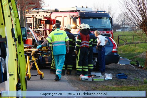 Auto tegen de boom Parallelweg oost