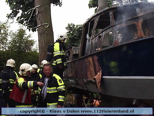 Zuilichem  - Boot in brand naast woning
