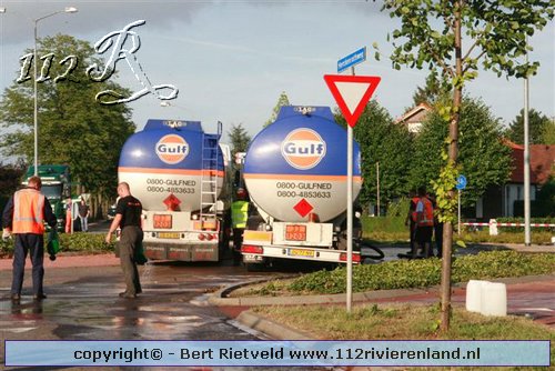 Bemmel - Tankauto met 14.000 liter brandstof gekanteld