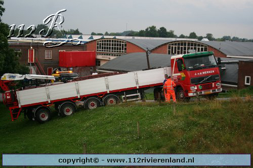 Beneden Leeuwen - Vrachtauto met stenen geschaard