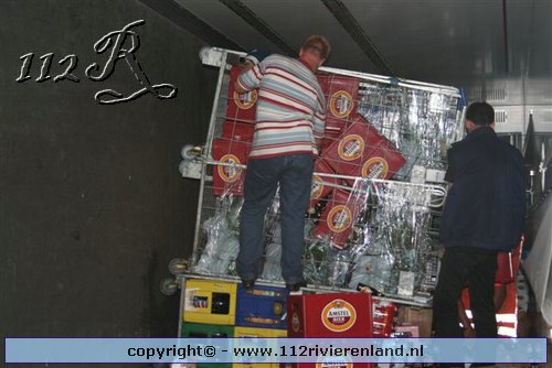 Vrachtauto belandt in de sloot