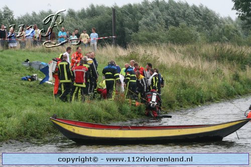 Appeltern - Vrouw rijdt met auto de maas in