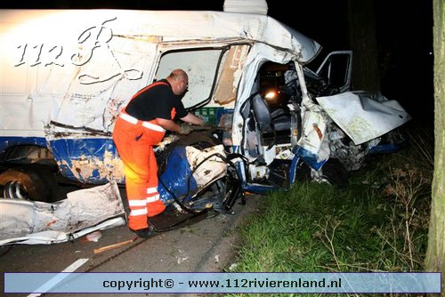Bestelauto over de kop