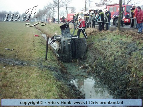 Bruchem - Auto in de sloot