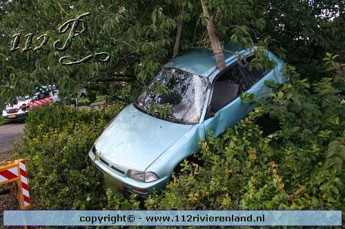 Auto belandt in de tuin na aanrijding