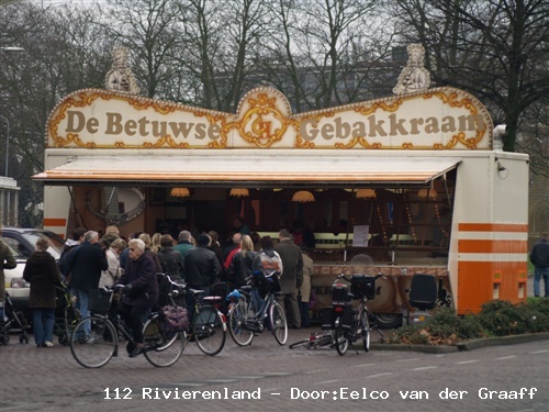 Betuwse Gebakkraam op de Veemarkt in Tiel doet goed zaken op oudjaarsdag