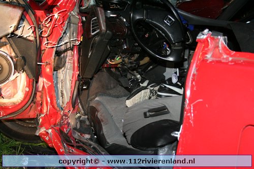 Auto tegen de boom