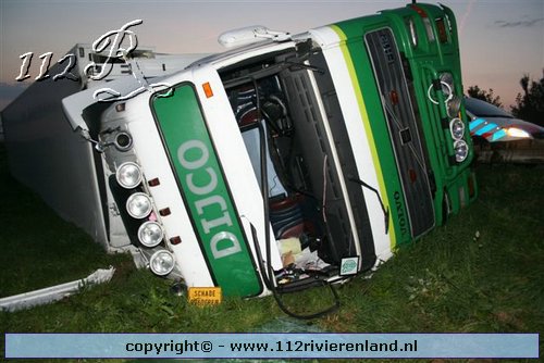Vrachtwagen gekanteld op A15